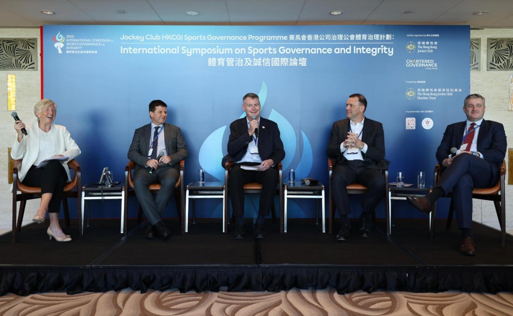 首場小組討論題為「體育管治與誠信的全球最佳實踐:有效實施的關鍵」,由香港體育學院前院長李翠莎(左一)主持,嘉賓包括:聯合國毒品和犯罪問題辦公室預防犯罪和刑事司法主任Ronan O’Laoire(右一)、澳洲體育誠信組織副行政總裁Paul Oliver(左二)、啟德體育園體育內容及發展總經理麥偉彬(中)及中國香港欖球總會主席蒲敬思(右二)。馬會提供 首場小組討論題為「體育管治與誠信的全球最佳實踐:有效實施的關鍵」,由香港體育學院前院長李翠莎(左一)主持,嘉賓包括:聯合國毒品和犯罪問題辦公室預防犯罪和刑事司法主任Ronan O’Laoire(右一)、澳洲體育誠信組織副行政總裁Paul Oliver(左二)、啟德體育園體育內容及發展總經理麥偉彬(中)及中國香港欖球總會主席蒲敬思(右二)。馬會提供