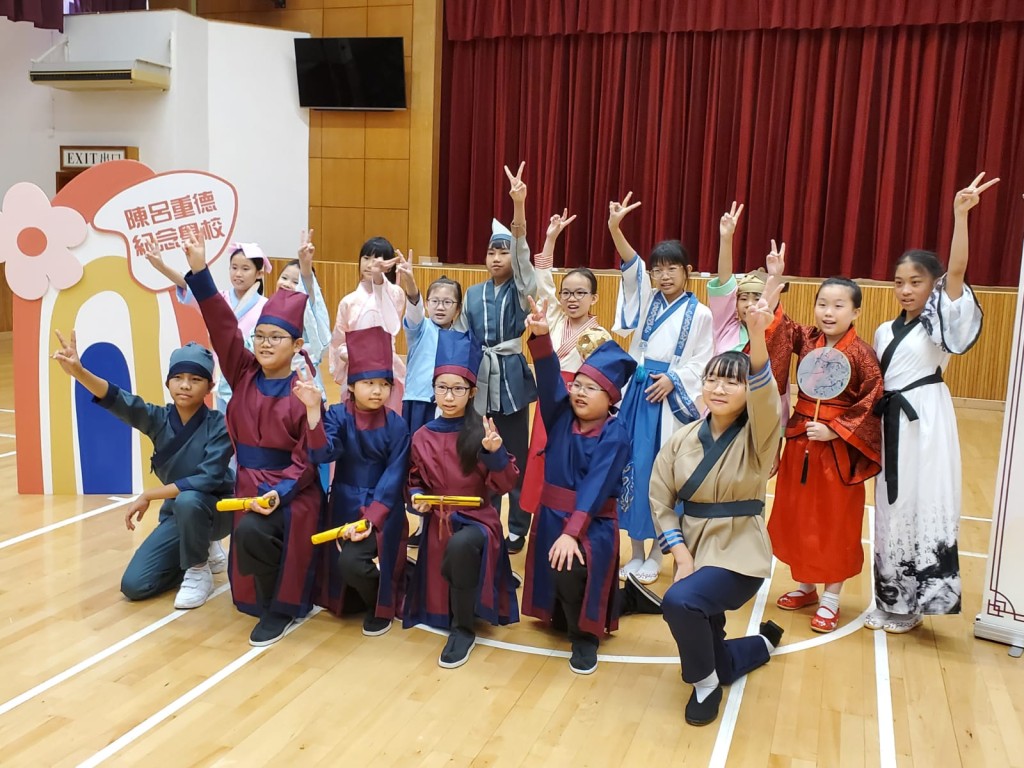 香港道教聯合會圓玄學院陳呂重德紀念學校戲劇組同學合照，他們均表示很期待大匯演的演出。