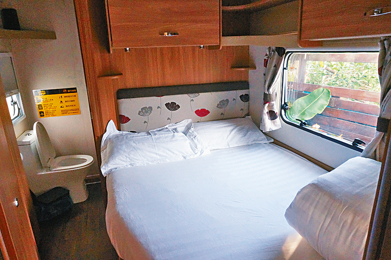 ●豪華露營車車內設備齊全，既有舒適大牀，也有水、電及冷氣等配套。