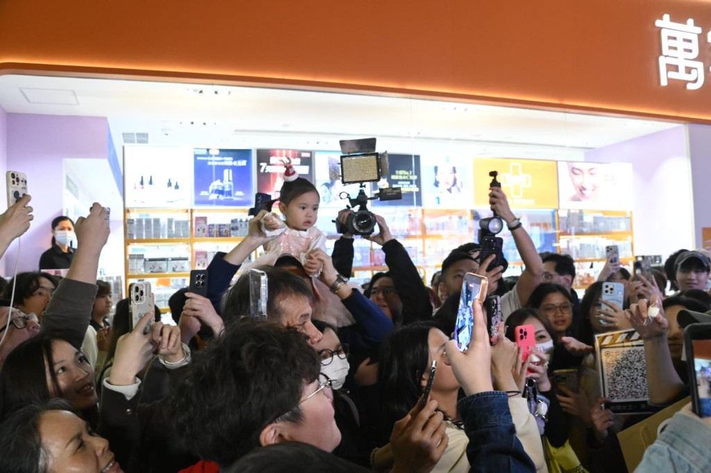 现场人头涌涌。