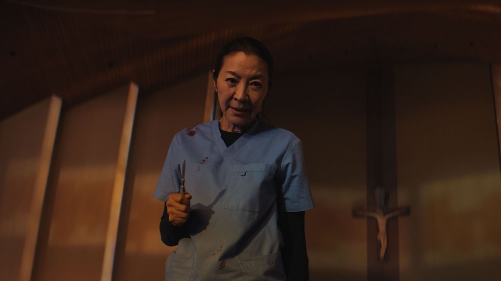 楊紫瓊在《The Surgeon》中飾演被綁架的外科醫生。 楊紫瓊在《The Surgeon》中飾演被綁架的外科醫生。