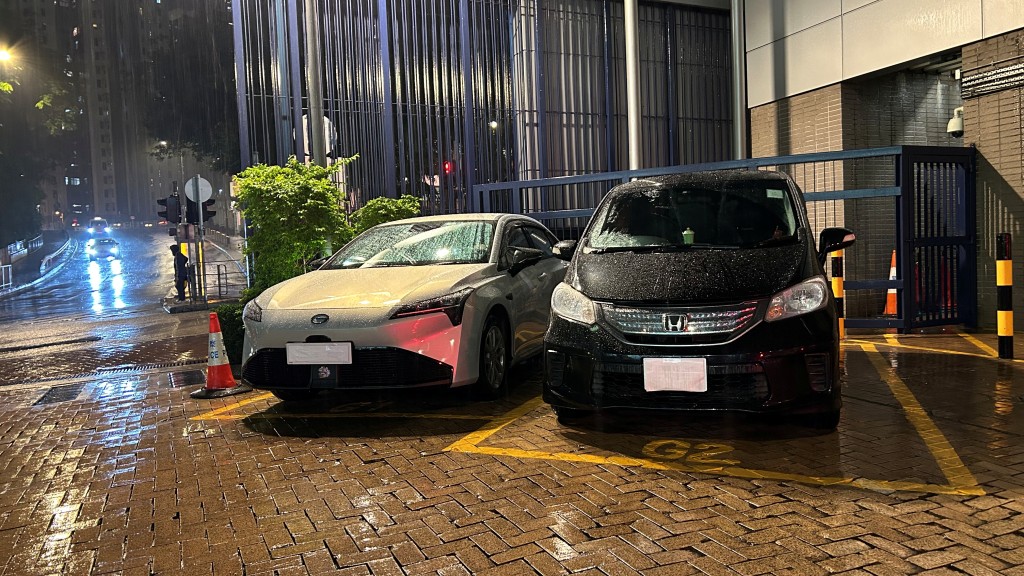 两部涉案私家车。曾志恒摄