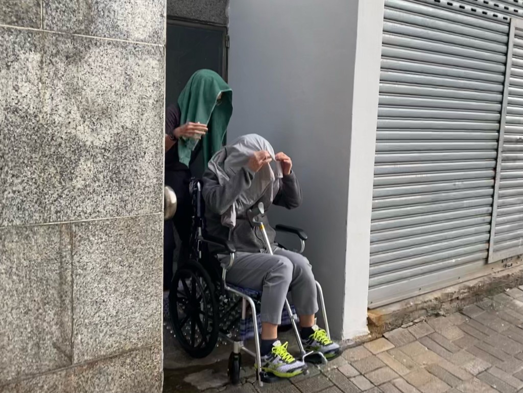 肇事保母車司機吳耀宗（坐輪椅者）當年因未拉妥手掣，導致停泊斜路上的保母車俯衝橫越英皇道，再撞倒多名途人，造成5死慘劇。資料圖片