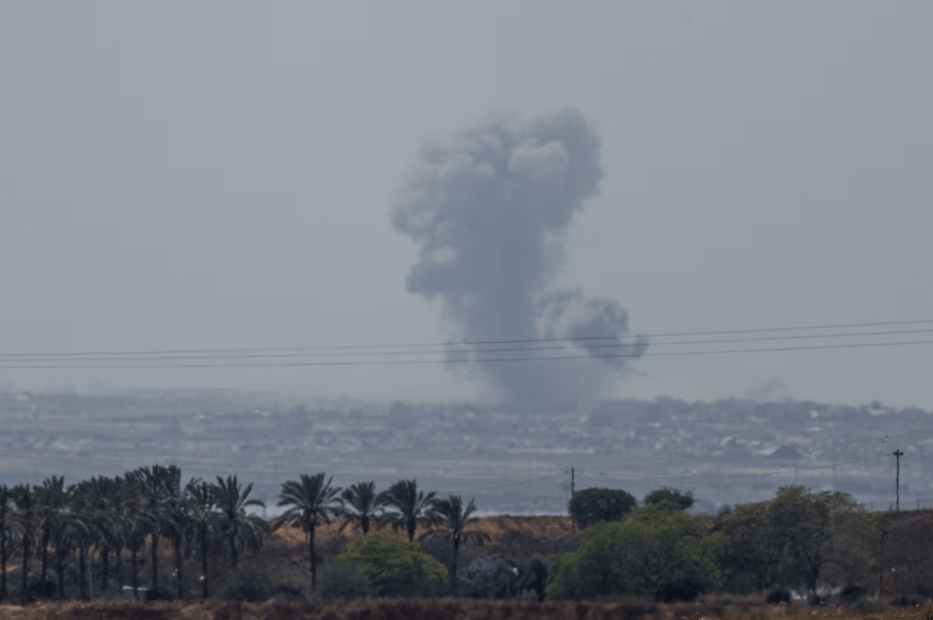 2024 年 4 月 30 日，以色列與巴勒斯坦伊斯蘭組織哈馬斯之間持續衝突，爆炸後加沙上空升起濃煙。路透社