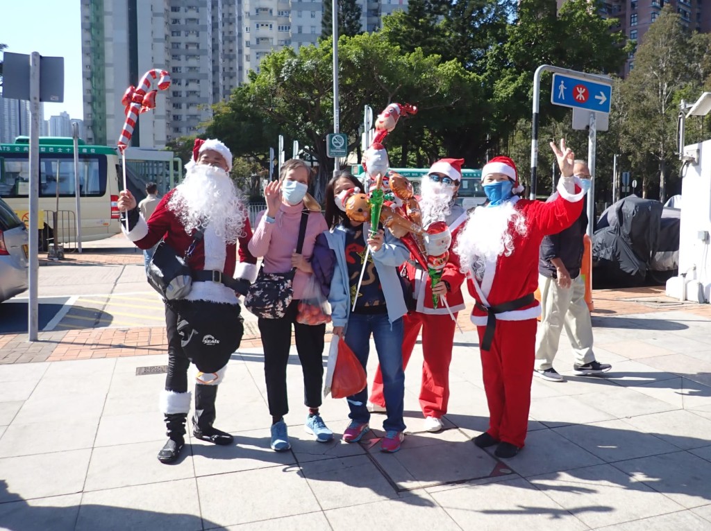 水上聖誕老人在荃灣及青衣送禮合照，獲巿民夾道歡迎。(受訪者提供)