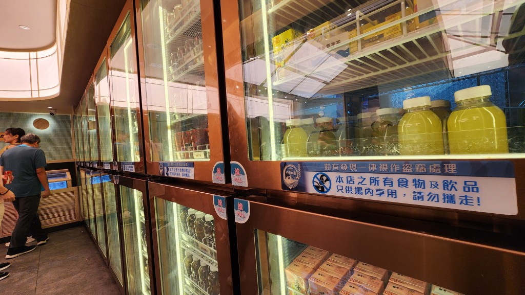 職員在千海水產荃灣分店的當眼處貼出告示，警告食客不要帶走任何食物及飲料離開。