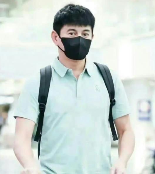 吴奇隆早前在机场现身，已经被指凸腩发福。