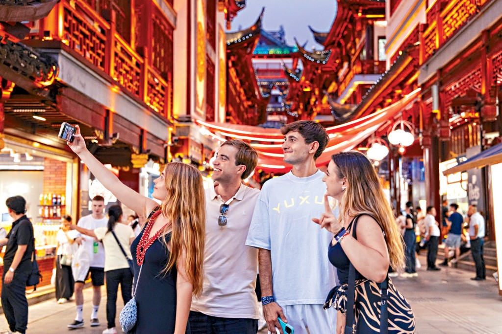 據國家移民管理局數據顯示，去年「五一」假期期間，外國人入境111.5萬人次，按年增長43.1%。