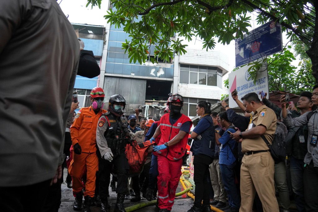 印尼雅加达一楝7层楼宇周二发生大火，消息指最少20人死亡。美联社
