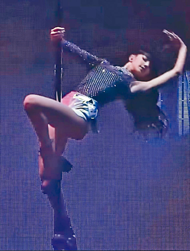 Lisa唱solo歌曲時，忽然來段火辣鋼管舞，令粉絲超驚喜！