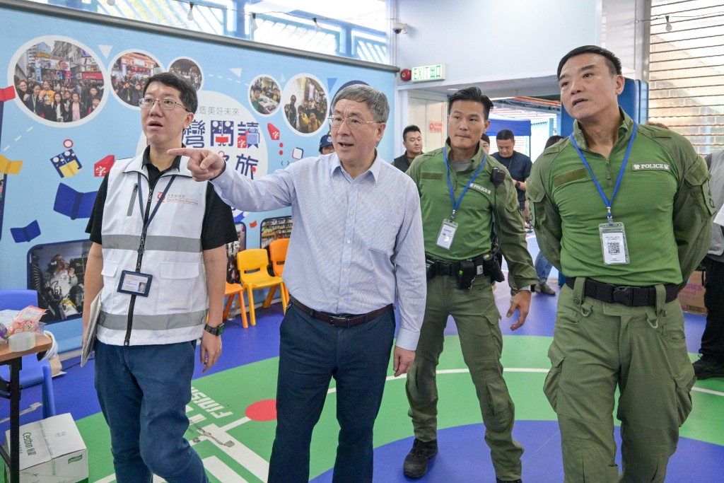 卓永興(左二)聽取警務處行動處處長呂錦豪(右一)講述物品儲存區的使用情況。旁為社會福利署署長杜永恒(左一)。 卓永興(左二)聽取警務處行動處處長呂錦豪(右一)講述物品儲存區的使用情況。旁為社會福利署署長杜永恒(左一)。