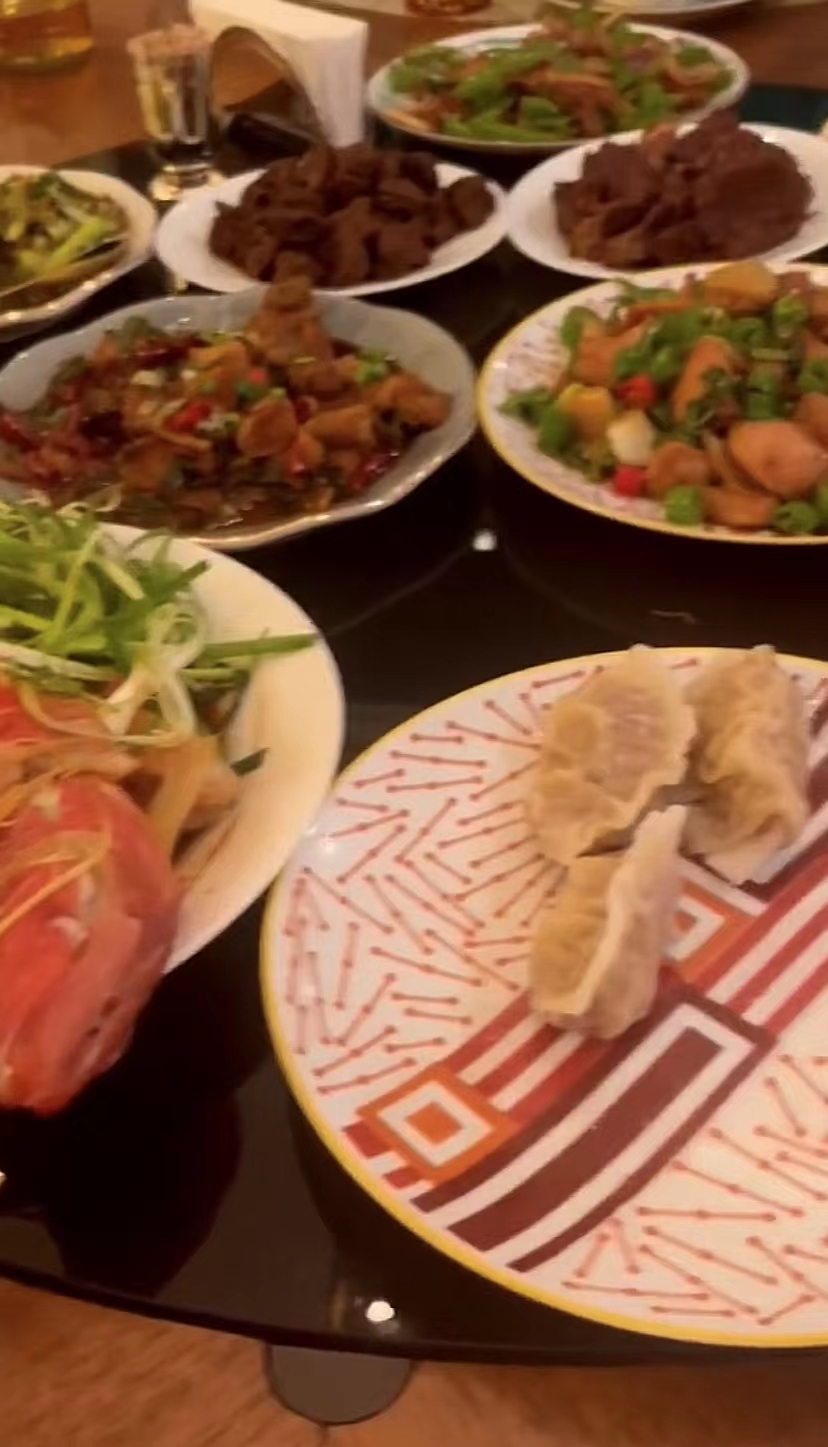 刘诗昆家佣当晚共煮出12道菜色，网民都赞有排场。