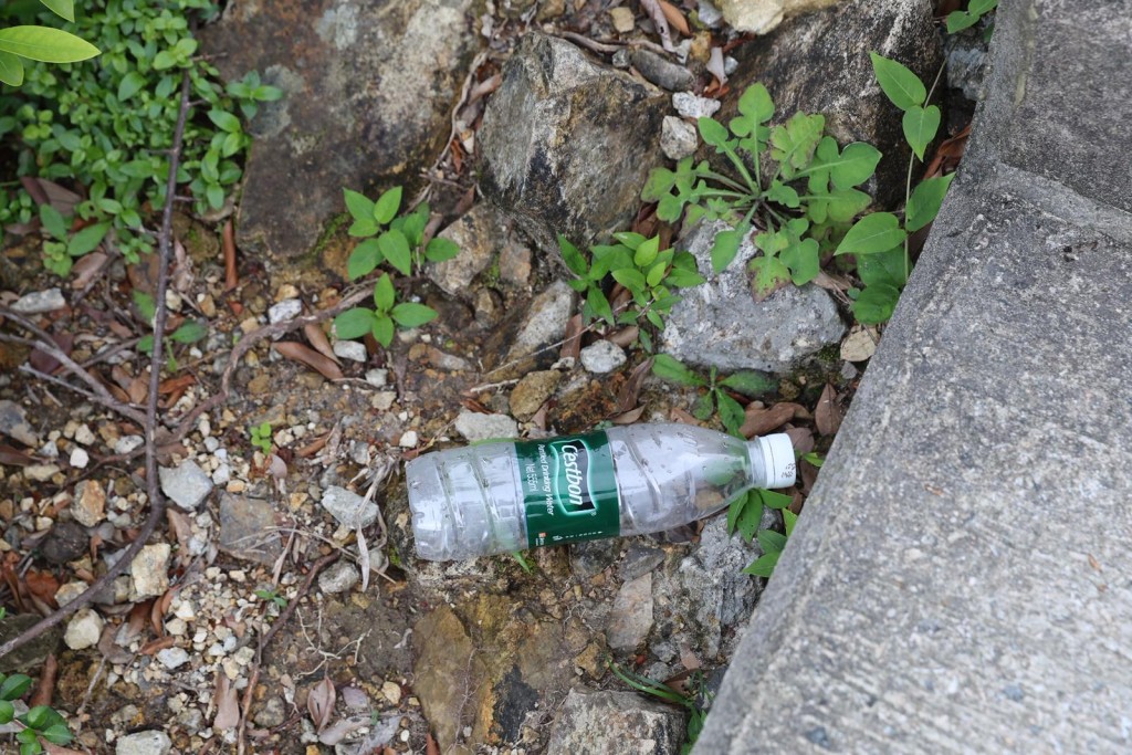 飲用水樽被棄於麥理浩徑二段步行徑旁邊草叢。 飲用水樽被棄於麥理浩徑二段步行徑旁邊草叢。