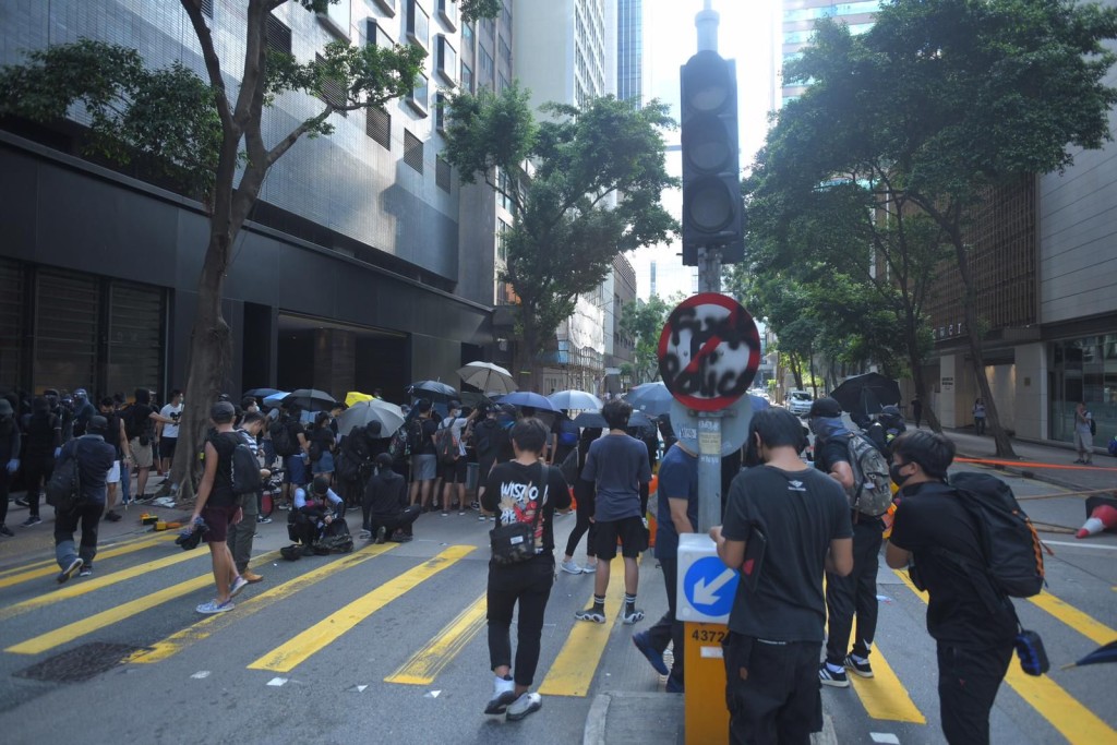 有人在分域街駱克道交界設置路障。