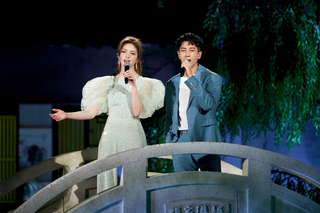 劉愷威昨晚在央視中秋晚會，與麥嘉欣合唱。