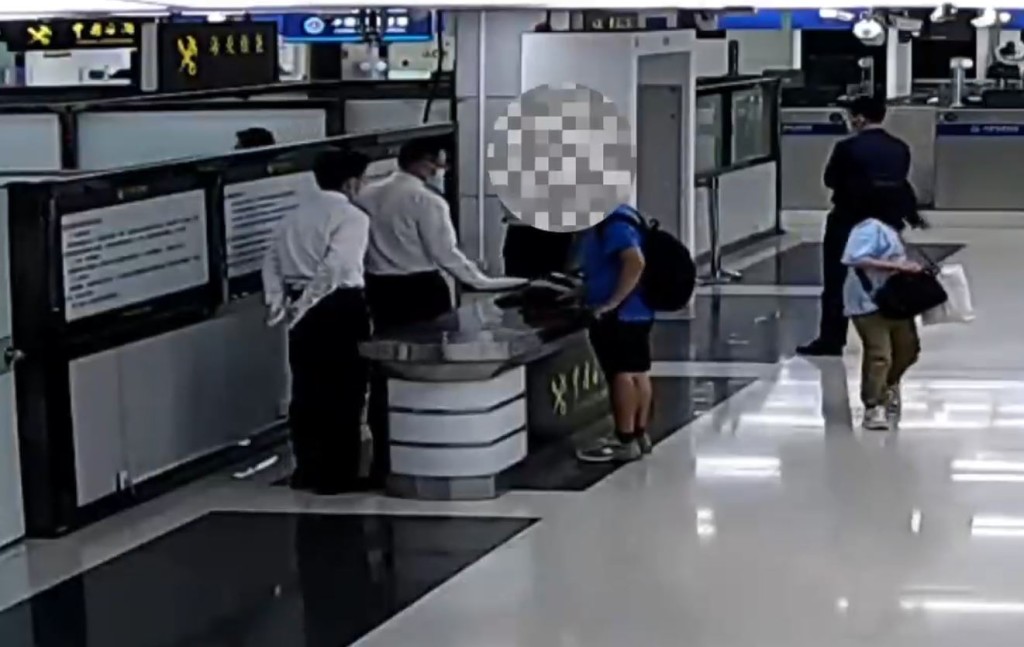 羅湖海關截獲走私美元的男旅客。海關發布