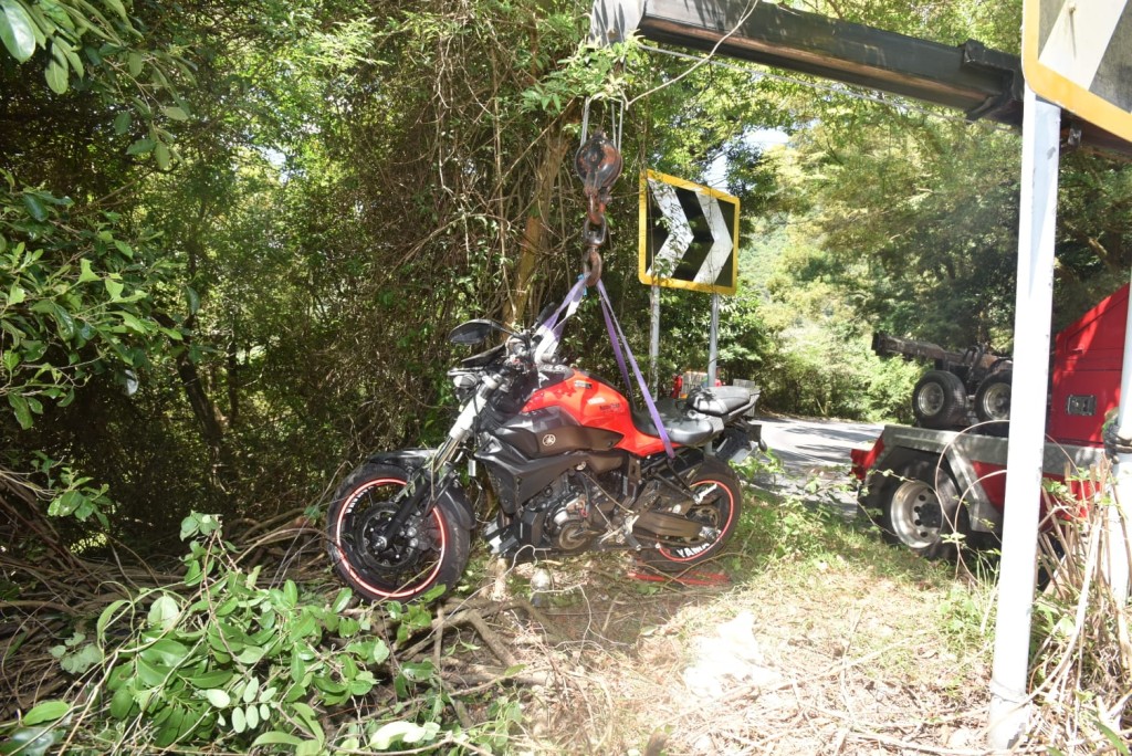 肇事電單車被吊起運走。楊偉亨攝