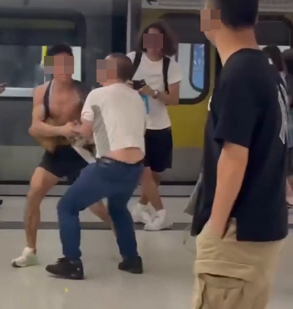 事發時月台上乘客熙來攘往,港鐵職員當 時已到場,也有人圍著舉機拍攝這難得一 見的月台大戰。facebook截圖 事發時月台上乘客熙來攘往,港鐵職員當 時已到場,也有人圍著舉機拍攝這難得一 見的月台大戰。facebook截圖