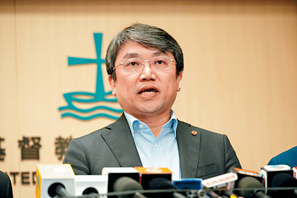 楊諦岡現為九龍東醫院聯網總監及聯合醫院行政總監，近日有網上帖文指控他在聯合醫院「插隊求醫」令病人手術要改期。