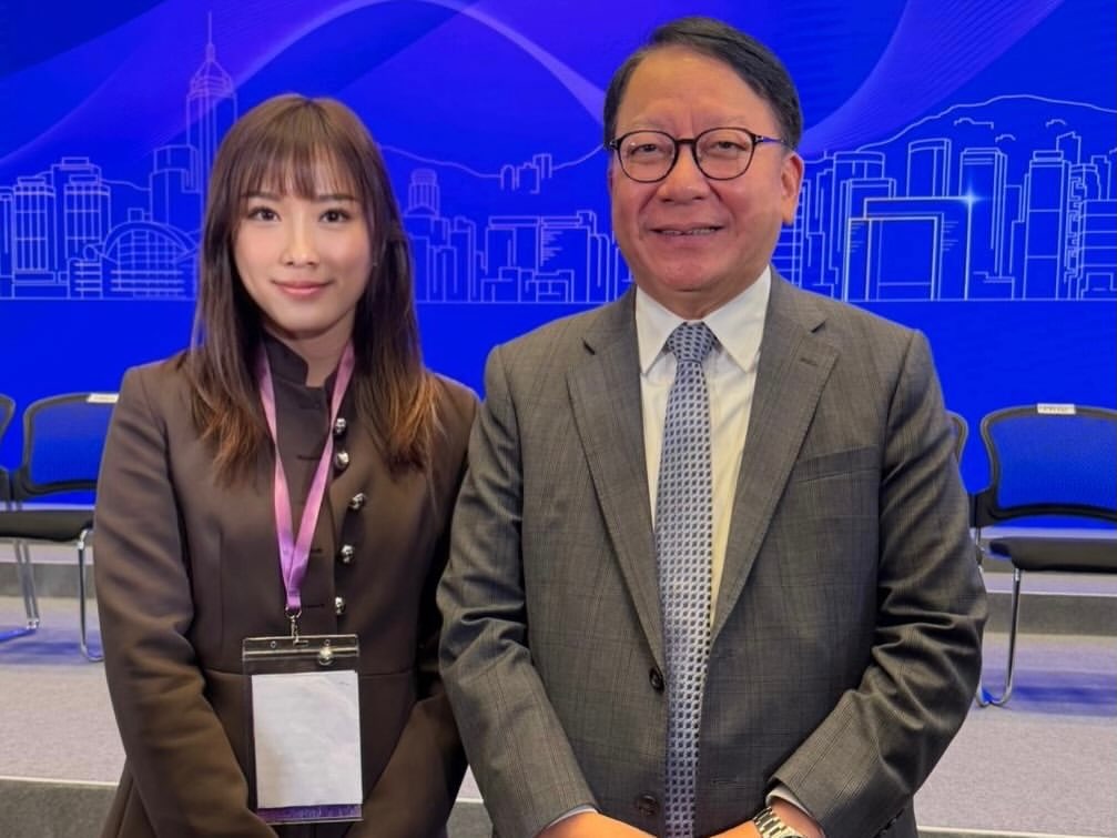 劉倩婷和政務司司長陳國基合照。劉倩婷IG圖片