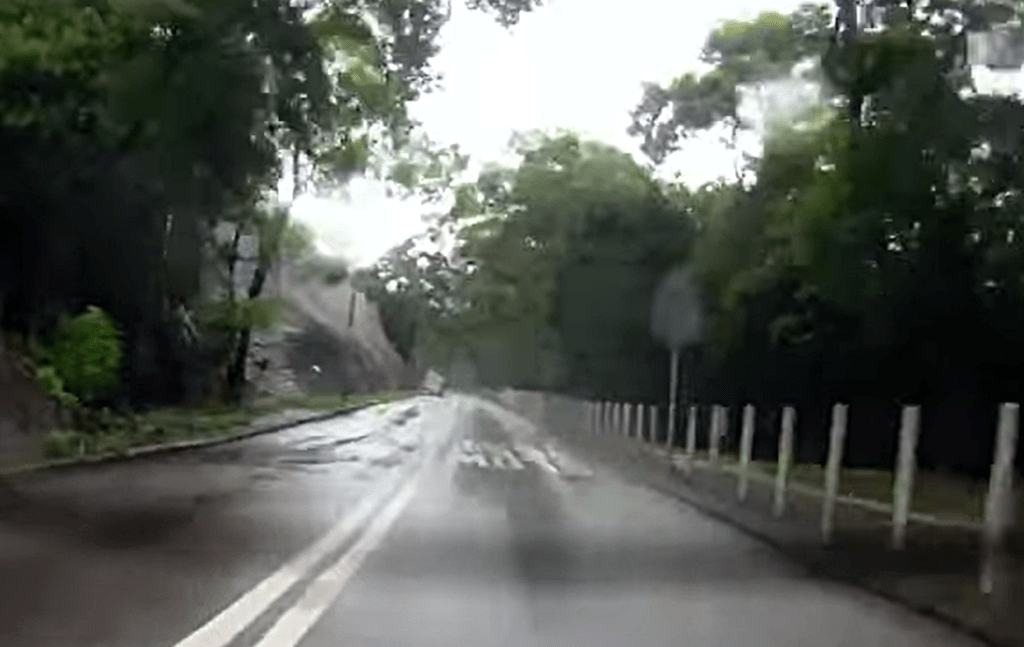 貨車疑天雨路滑失控。網上截圖