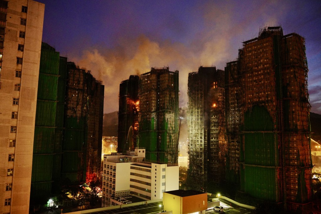 大火燃燒超過一日，屋苑入夜後有零星單位復燃，消防仍在撲救。汪旭峰攝