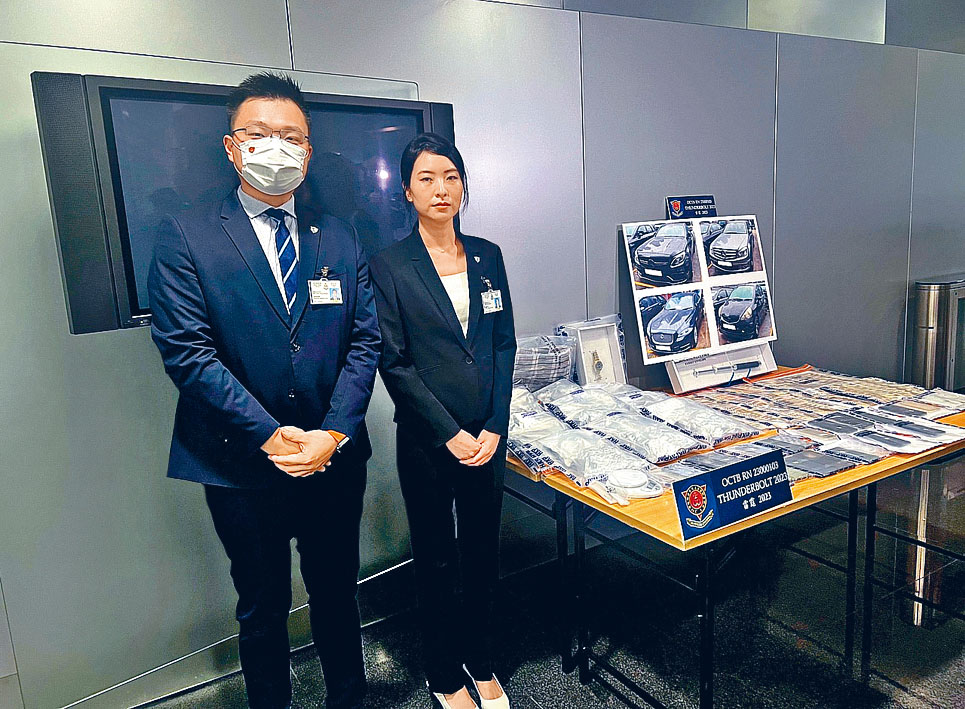 總督察胡瀟瀟（右）及高級督察蔡定光講述案情。 