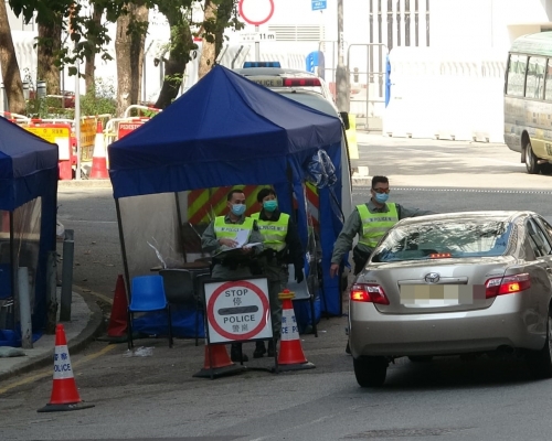 車輛進出駿洋邨範圍需經過警崗。
