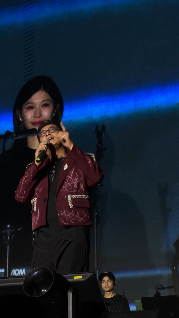 黃日華說：「終於放低呢個包袱，再同佢個女、我老婆，共聚母女天倫之樂。」
