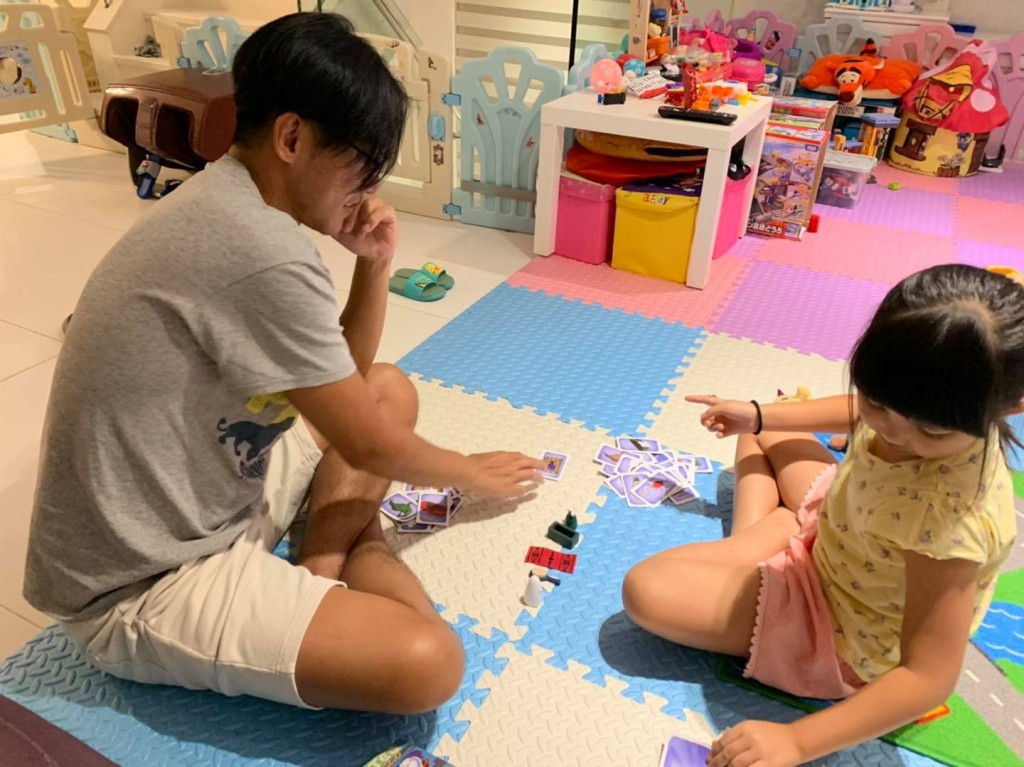 張頴康還陪子女玩遊戲。