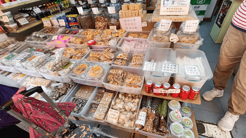該店早期主要作為傳統辦館,目前專營馬仔、水泡餅、南乳餅及花占餅等各式經典懷舊食品。 該店早期主要作為傳統辦館,目前專營馬仔、水泡餅、南乳餅及花占餅等各式經典懷舊食品。