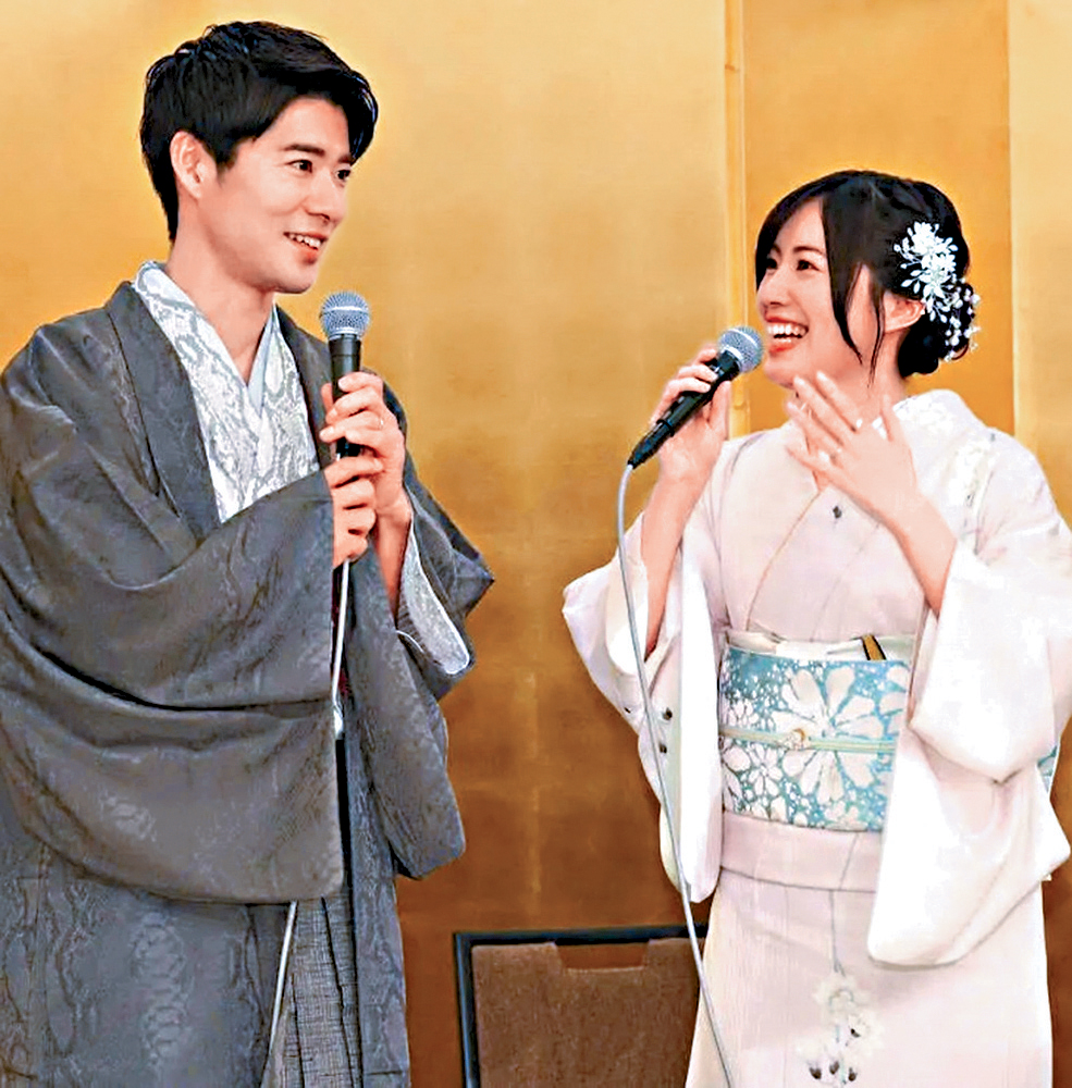 辻本和珠理奈在金屏風前，開心公布結婚喜訊。