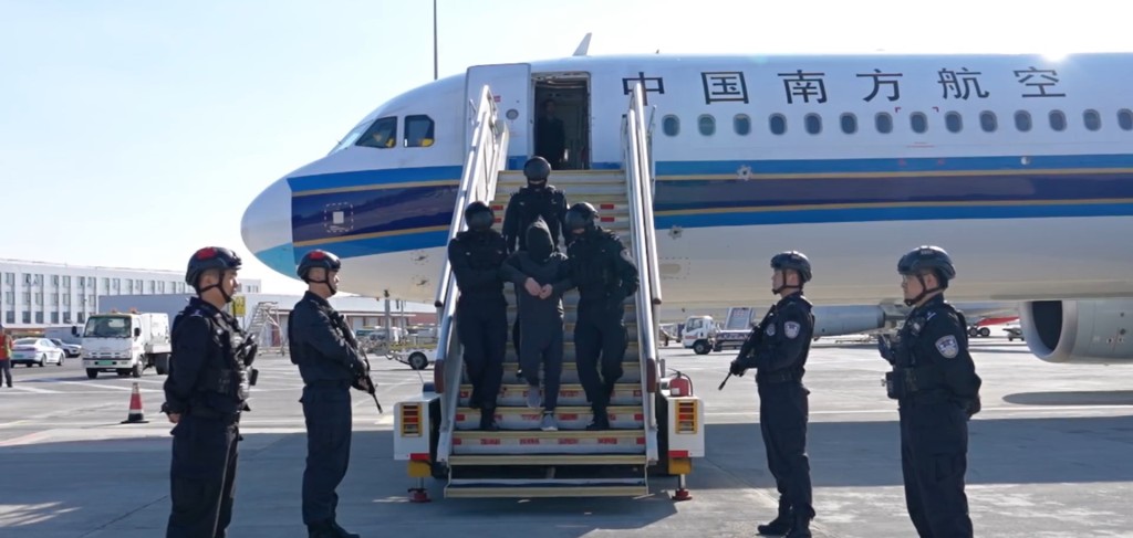 陈志犯罪集团骨干成员李雄被押解回国。《人民日报》 陈志犯罪集团骨干成员李雄被押解回国。《人民日报》