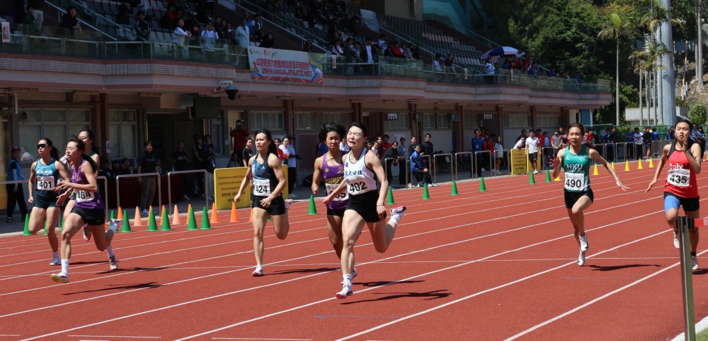 女子百米飞人决赛，梁筠宜（右三)夺冠，在一日前在200米打破尘封13年的大会纪录的邱蒨庭（右一）在100米跑得第4名。徐嘉华摄