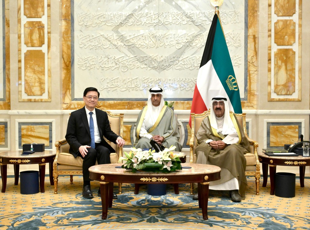李家超（左）今早（13日）在科威特與科威特埃米爾（國家元首）Meshal Al-Ahmad Al-Jaber Al-Sabah（右）會面。政府新聞處圖片