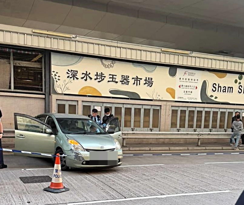 警員在私家車上搜查。fb：馬路的事討論區