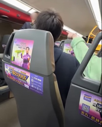巴士车厢内阿叔与青年就口罩有否戴好问题互相爆粗指责。(影片截图)