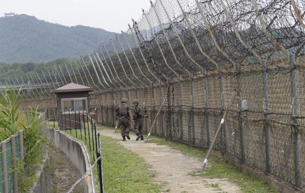 傳北韓軍隊近日在南北韓非軍事區進行建築活動。圖為南韓軍人於兩韓軍事交界處巡邏。美聯社
