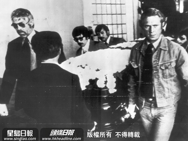 李小龍的靈柩由生前好友抬往停棺處,包括影星占士高賓,製片助理登艾奴山杜士。資料圖片