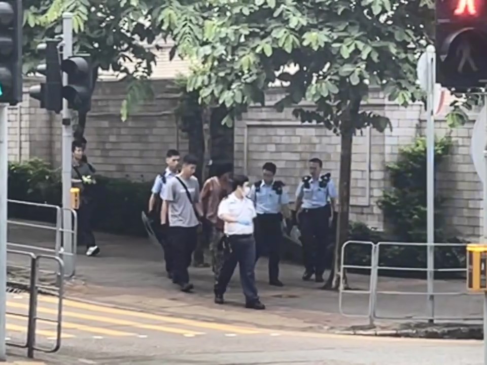 數名手持盾牌的警員將背心男帶走。網上片段 數名手持盾牌的警員將背心男帶走。網上片段