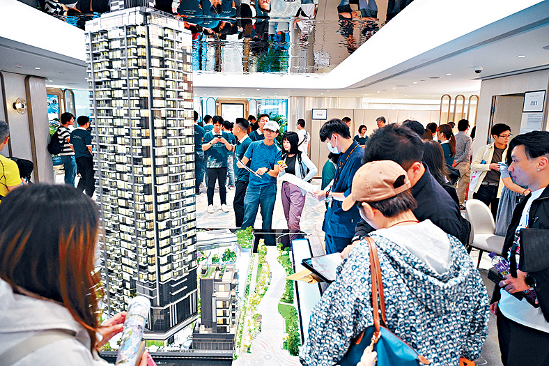DOUBLE COAST I昨日首天開放展銷廳及示範單位供參觀,即現參觀人潮。