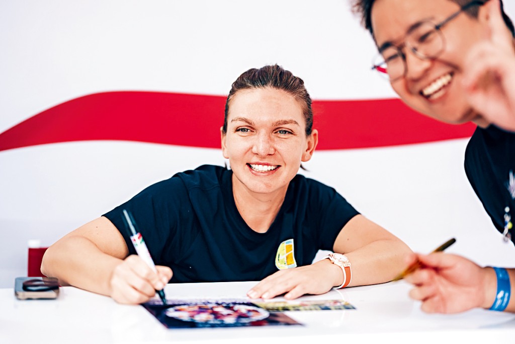 前世界一姐夏妮普为球迷签名留念。