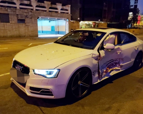 奧迪左邊車身損毀。