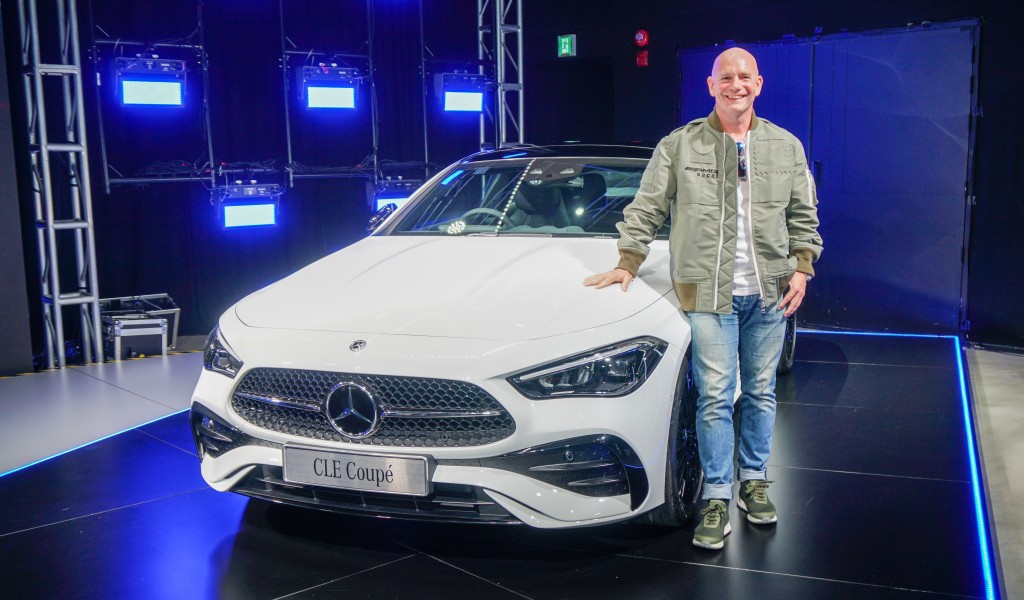 Mercedes-Benz HK行政總裁Andreas Buchenthal親自主持新車揭幕禮，留意它穿上最新AMG x Sacai聯乘Bomber Jacket。