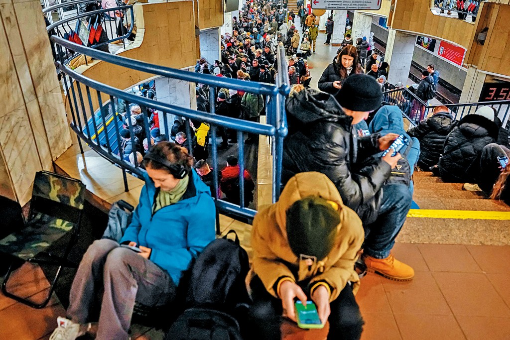 俄罗斯周四大规模空袭乌克兰的能源基础设施，基辅市民进入一个地铁站避难。
