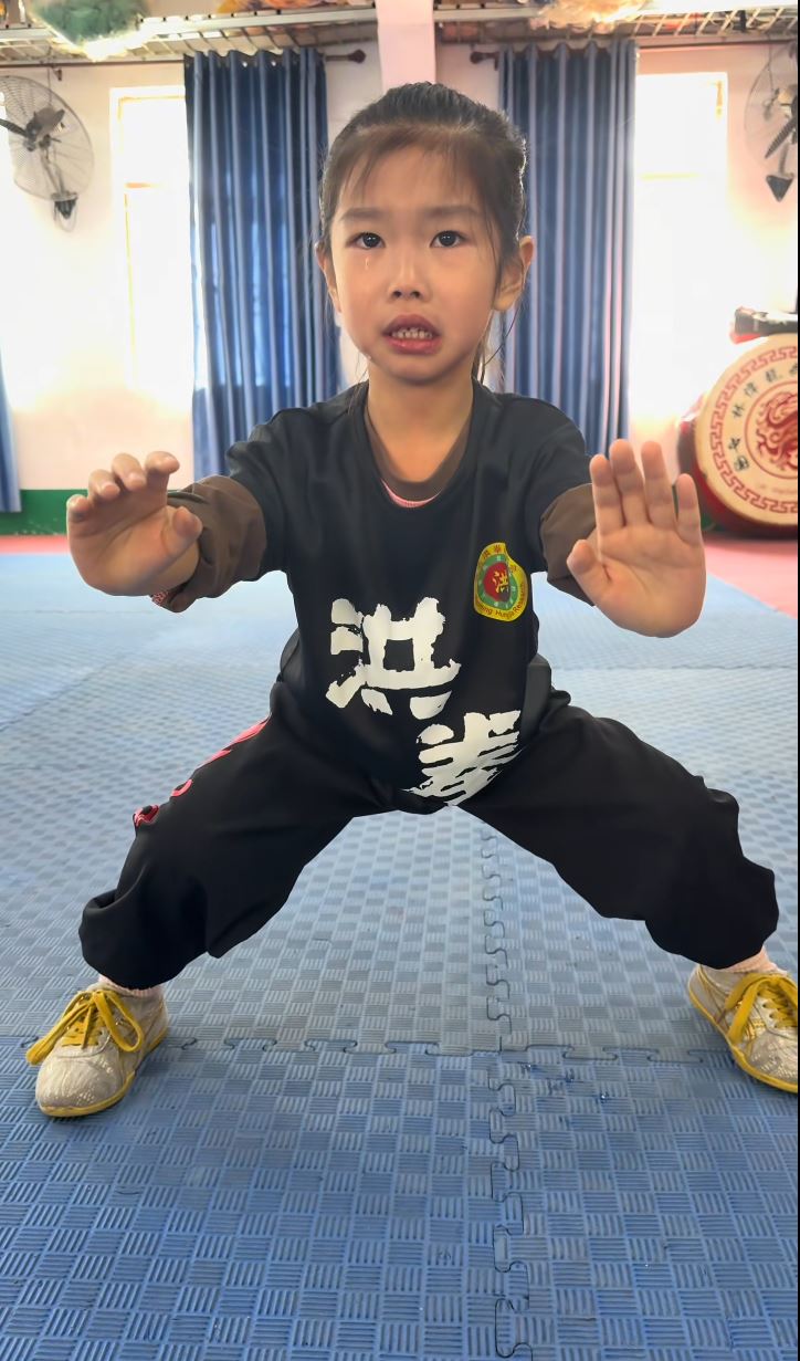 5岁的黄子君3岁时已开始刻苦练武，努力传承茂名洪拳。抖音
