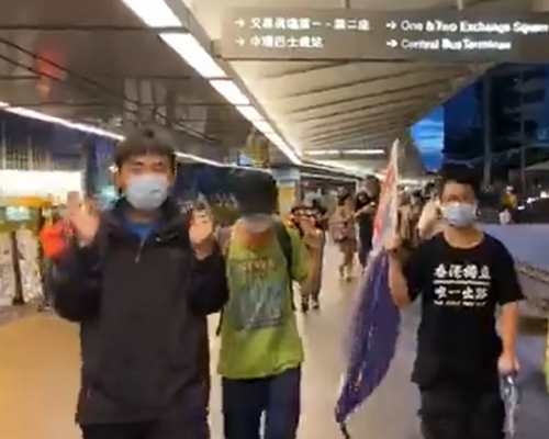 中環一批人往銅鑼灣方向遊走。網上圖片