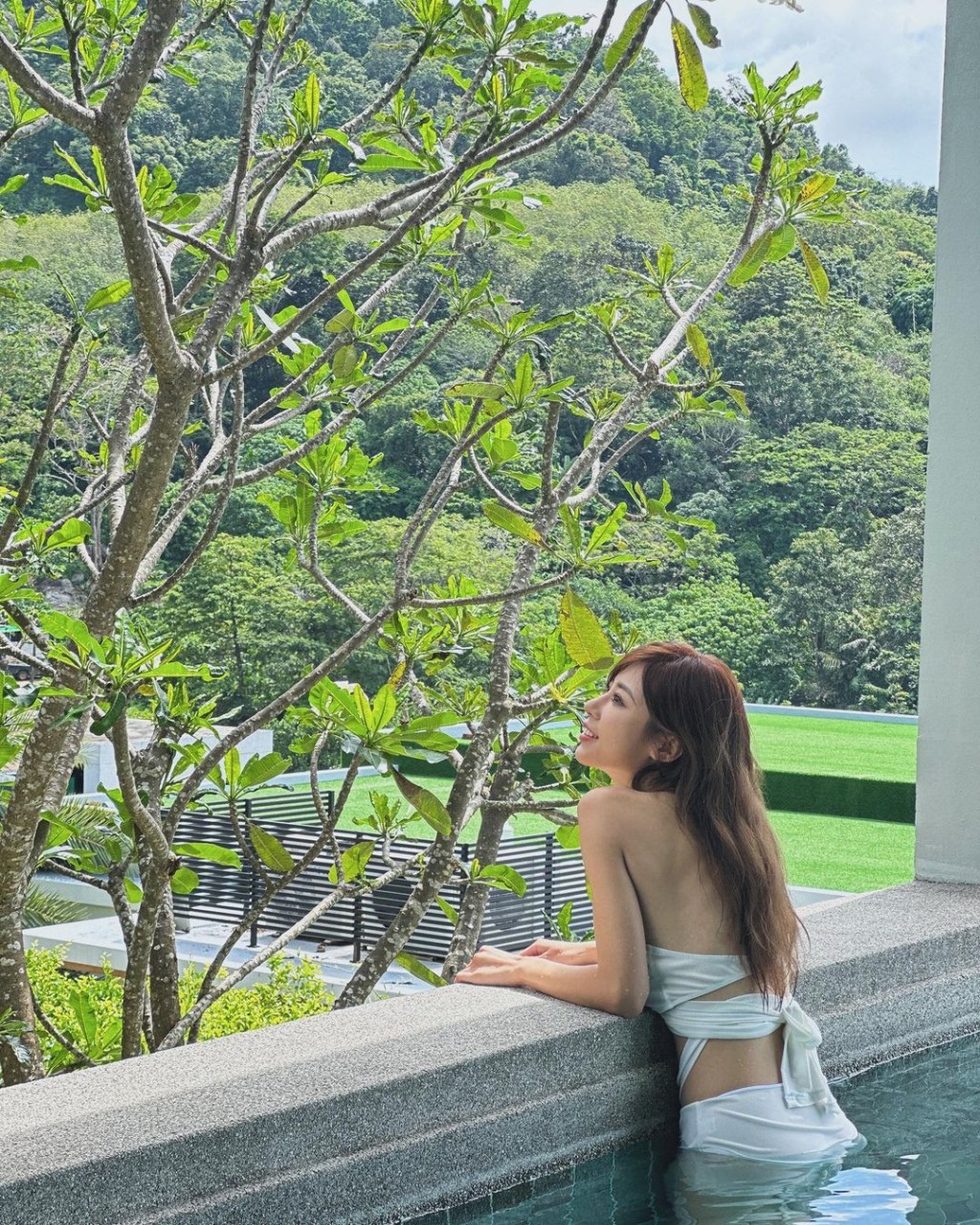 昨日（21日），林泳淘在IG貼出性感濕透泳衣照，展現出甜美骨感美。