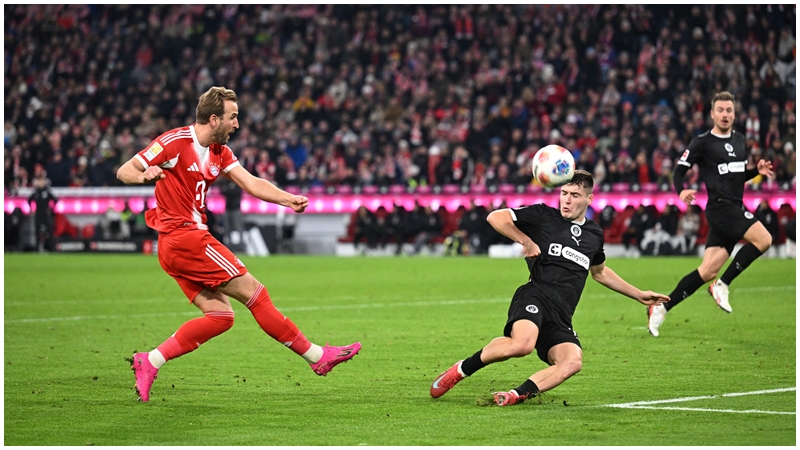 卡尼（左）今季德甲已轟入18球。REUTERS