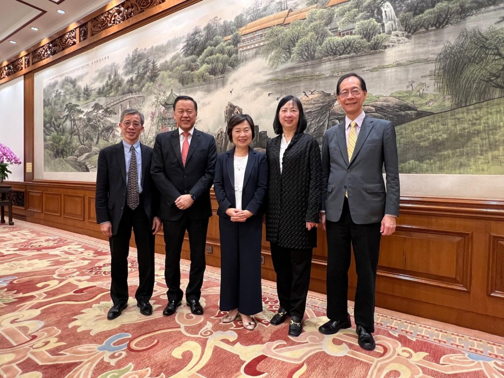 教育局局长蔡若莲率领香港高等院校代表团继续访问北京。